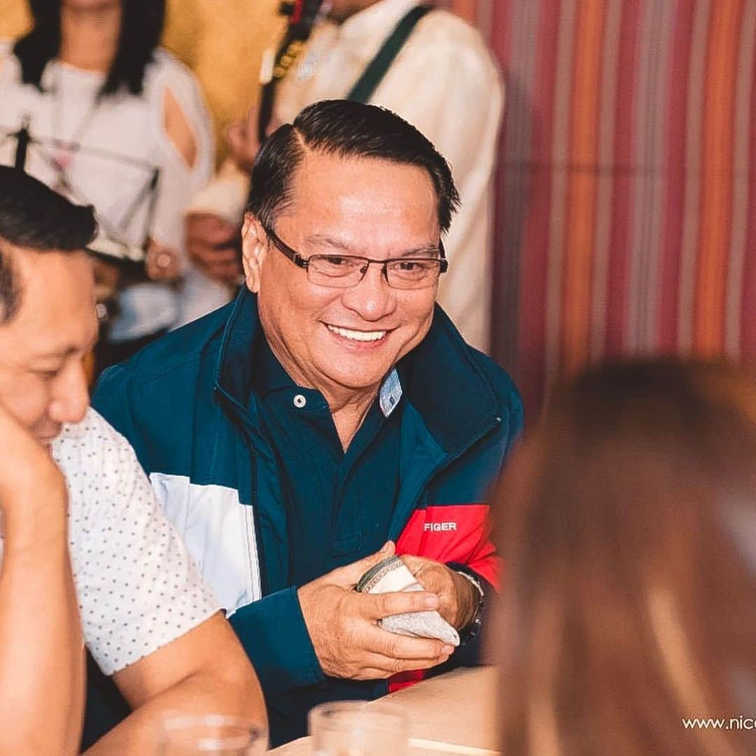 Kathryn Bernardoさんのインスタグラム写真 - (Kathryn BernardoInstagram)「Happy Father’s Day, papa! I will always be your little girl who laughs at your jokes no matter how corny they are. Hehehe! 🌚🙃 We love you!」6月16日 16時55分 - bernardokath