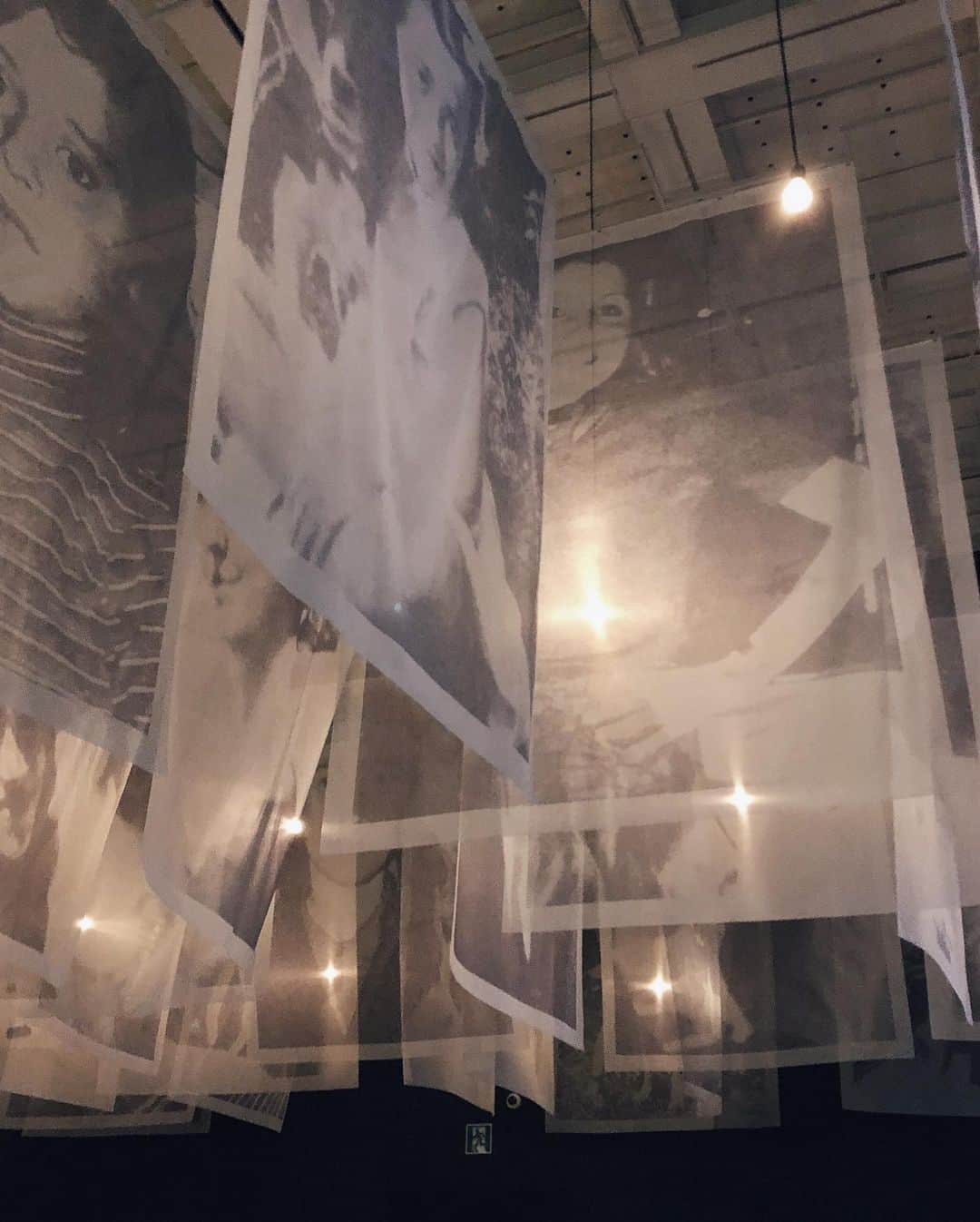 久林紘子さんのインスタグラム写真 - (久林紘子Instagram)「.﻿ CHRISTIAN BOLTANSKI // Lifetime﻿💡 ﻿ ﻿ ﻿ ﻿ 圧倒的なボルタンスキーの世界。﻿ 冒頭から頭を殴られるような鮮烈さ。﻿ 50年にわたるボルタンスキーの様々な試みを、国立新美術館の広々とした天井高の空間に合わせて構成されたインスタレーションで大回顧。﻿ 思いっきり彼の世界観に浸ることができました◎﻿ ﻿ 以前、原美術館で見た作品も貸し出しで来ていたけど、彼の作品に囲まれた、作品はまたより一層存在感を増していて...一同に会した作品たちを見れる、この機会は本当に貴重。﻿ ﻿ 生と死、宗教、歴史、記憶、人間の存在の痕跡、始まりと終わり。﻿ 9/2まで✔︎﻿ ﻿ #ChristianBoltanski #Boltanski #BoltanskiLifetime #NACT #thenationalartcentertokyo﻿ #ボルタンスキー展 #ボルタンスキー東京展 #ボルタンスキー #クリスチャンボルタンスキー #国立新美術館 #現代アート #アート好きな人と繋がりたい」6月16日 16時59分 - rohicocco