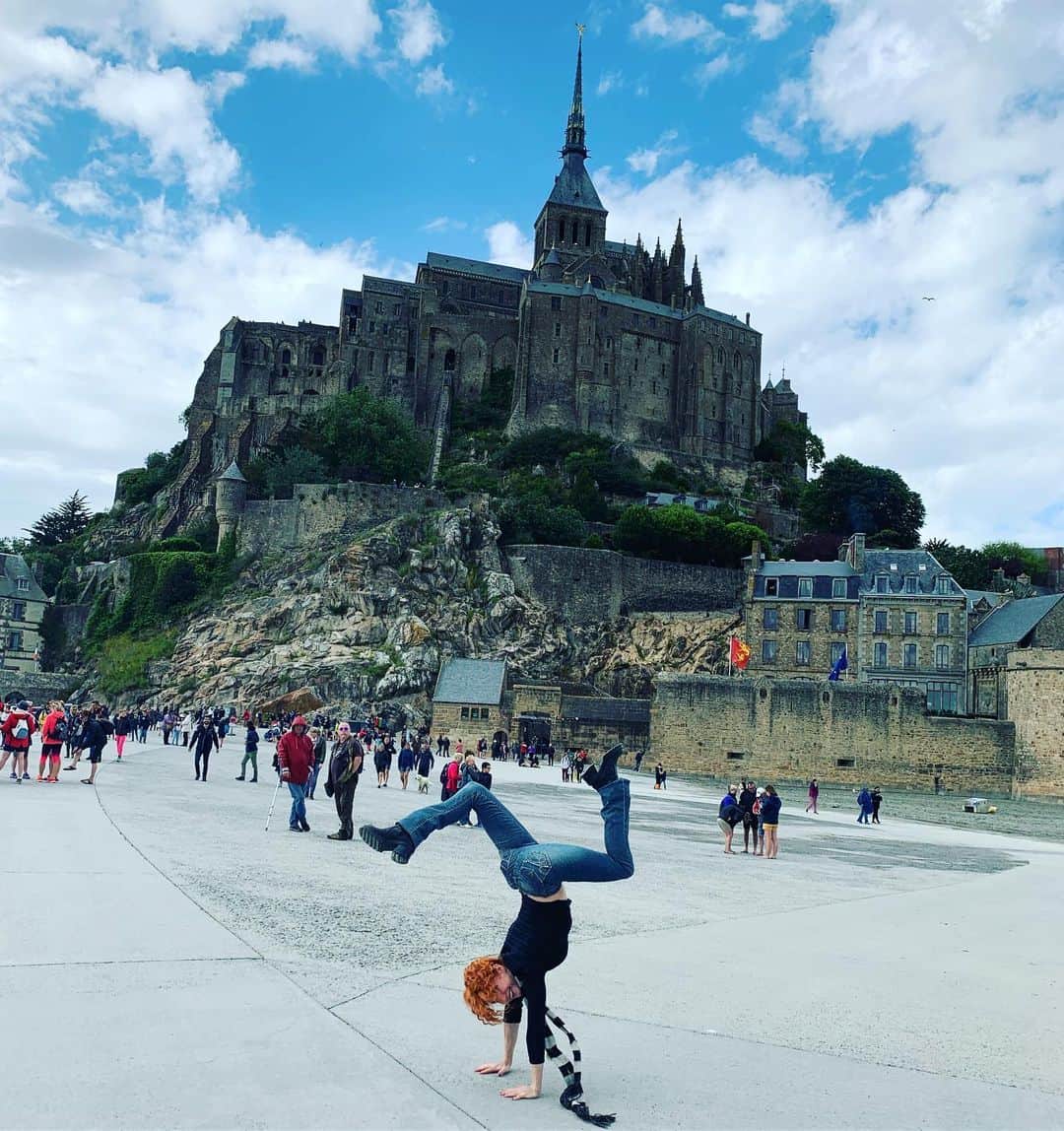 ボニー・モーガンのインスタグラム：「As long as we’re here... I get to cross this off my bucket list... Mont Saint-Michel!! #thisisgonnabegood #montsaintmichel #castle #fairytale #shenanigans #france #goawayorishalltauntyouasecondtime #montypython #acro #bucketlist #adventuresofbendybonnie #adventuresofbonanddad #bendybonnie」
