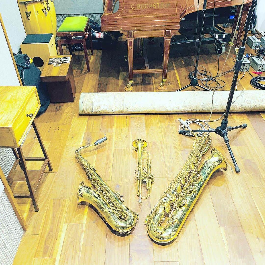 YOKANさんのインスタグラム写真 - (YOKANInstagram)「午後からは 近くのスタジオにて CMレコーディングでした❣️ ラテン風サウンドで トランペット×2 テナーサックス×2 バリトンサックス をひとりダビング祭り…🎺🎷♬ 楽しいセッションでした…✌️😇🎵 詳細は またお知らせしますね…🙋‍♀️ #YOKAN  #yokanrecording  #レコーディング  #cm  #cmmusic  #cm音楽  #コマーシャル  #trumpet  #saxophone  #tenorsax  #baritonesax  #selmer #yamaha  #yamahatrumpet  #saxz  #トランペット #サックス #テナーサックス #バリトンサックス  #ヤマハ #セルマー #ongakushitsu  #楽しいセッション」6月16日 17時03分 - yokanstudio