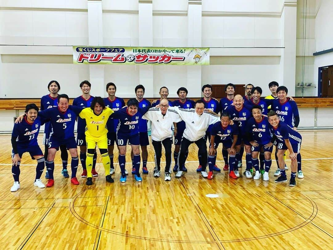 巻誠一郎さんのインスタグラム写真 - (巻誠一郎Instagram)「本日、宝くじドリームサッカーで福井県鯖江市へ！  日本サッカーを築き上げたレジェンド、大先輩方とサッカーが出来る幸せ！！ ただ全く動けず怒られるw ちょっと運動しよ... 疲労困ぱい... #宝くじドリームサッカー #サッカー教室 #日本代表ob #サッカーレジェンド #安定の雨男っぷり #全く動けず #ちょっと運動しよ #釜本邦茂監督 #清雲栄純団長 #金田喜稔さん #永島昭浩さん #本並健治さん #柱谷哲二さん #福田正博さん #山口素弘さん #本田泰人さん #小村徳男さん #秋田豊さん #柳本啓成さん #波戸康広さん #鈴木隆行さん #久保竜彦さん #福西崇史さん #都築龍太さん #中田浩二さん #加地亮さん #播戸竜二さん #鈴木啓太さん #巻誠一郎」6月16日 17時03分 - makiseiichiro9