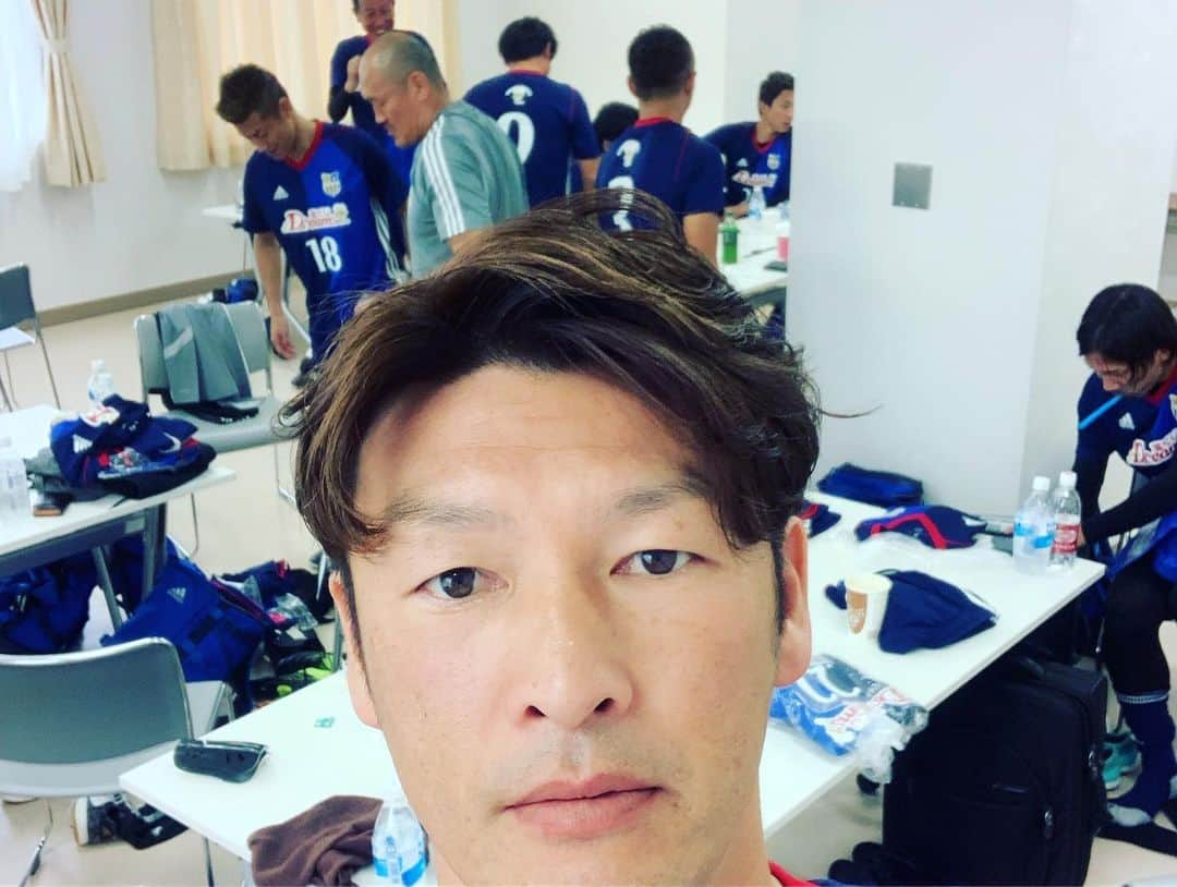 巻誠一郎さんのインスタグラム写真 - (巻誠一郎Instagram)「本日、宝くじドリームサッカーで福井県鯖江市へ！  日本サッカーを築き上げたレジェンド、大先輩方とサッカーが出来る幸せ！！ ただ全く動けず怒られるw ちょっと運動しよ... 疲労困ぱい... #宝くじドリームサッカー #サッカー教室 #日本代表ob #サッカーレジェンド #安定の雨男っぷり #全く動けず #ちょっと運動しよ #釜本邦茂監督 #清雲栄純団長 #金田喜稔さん #永島昭浩さん #本並健治さん #柱谷哲二さん #福田正博さん #山口素弘さん #本田泰人さん #小村徳男さん #秋田豊さん #柳本啓成さん #波戸康広さん #鈴木隆行さん #久保竜彦さん #福西崇史さん #都築龍太さん #中田浩二さん #加地亮さん #播戸竜二さん #鈴木啓太さん #巻誠一郎」6月16日 17時03分 - makiseiichiro9