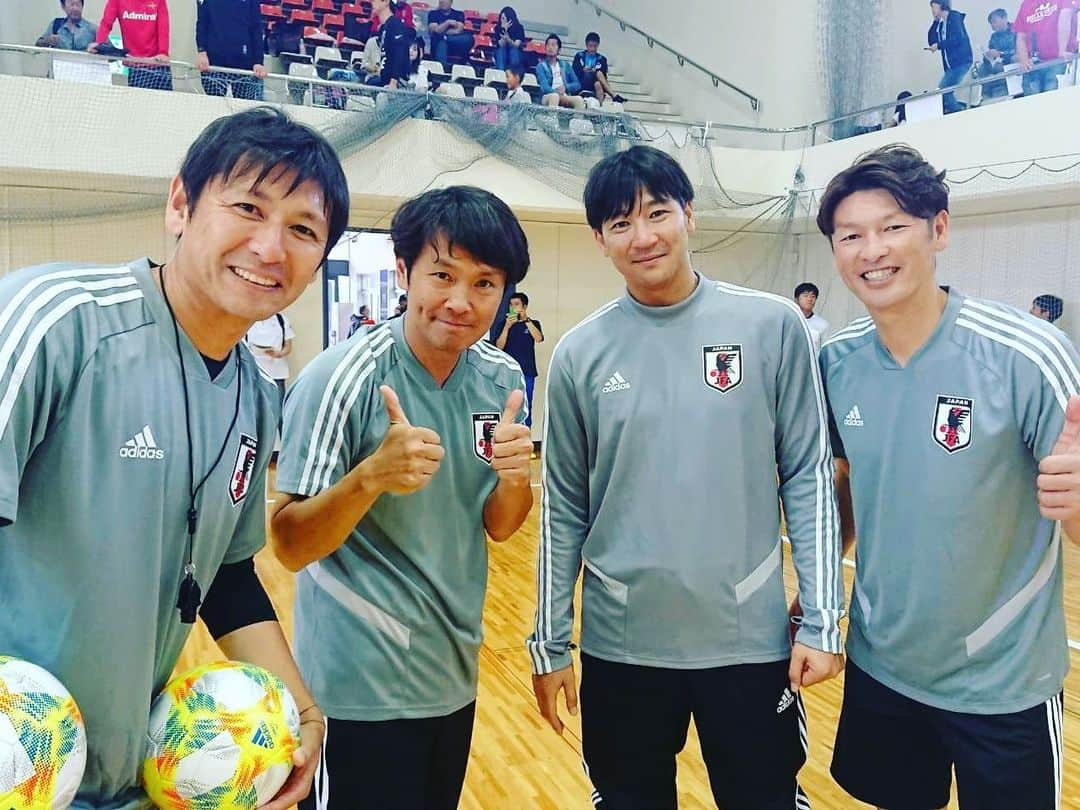 巻誠一郎さんのインスタグラム写真 - (巻誠一郎Instagram)「本日、宝くじドリームサッカーで福井県鯖江市へ！  日本サッカーを築き上げたレジェンド、大先輩方とサッカーが出来る幸せ！！ ただ全く動けず怒られるw ちょっと運動しよ... 疲労困ぱい... #宝くじドリームサッカー #サッカー教室 #日本代表ob #サッカーレジェンド #安定の雨男っぷり #全く動けず #ちょっと運動しよ #釜本邦茂監督 #清雲栄純団長 #金田喜稔さん #永島昭浩さん #本並健治さん #柱谷哲二さん #福田正博さん #山口素弘さん #本田泰人さん #小村徳男さん #秋田豊さん #柳本啓成さん #波戸康広さん #鈴木隆行さん #久保竜彦さん #福西崇史さん #都築龍太さん #中田浩二さん #加地亮さん #播戸竜二さん #鈴木啓太さん #巻誠一郎」6月16日 17時03分 - makiseiichiro9