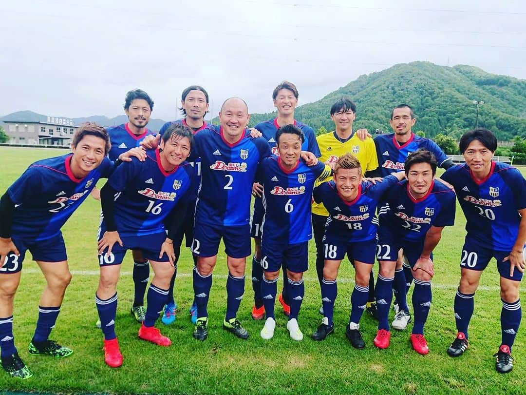 巻誠一郎さんのインスタグラム写真 - (巻誠一郎Instagram)「本日、宝くじドリームサッカーで福井県鯖江市へ！  日本サッカーを築き上げたレジェンド、大先輩方とサッカーが出来る幸せ！！ ただ全く動けず怒られるw ちょっと運動しよ... 疲労困ぱい... #宝くじドリームサッカー #サッカー教室 #日本代表ob #サッカーレジェンド #安定の雨男っぷり #全く動けず #ちょっと運動しよ #釜本邦茂監督 #清雲栄純団長 #金田喜稔さん #永島昭浩さん #本並健治さん #柱谷哲二さん #福田正博さん #山口素弘さん #本田泰人さん #小村徳男さん #秋田豊さん #柳本啓成さん #波戸康広さん #鈴木隆行さん #久保竜彦さん #福西崇史さん #都築龍太さん #中田浩二さん #加地亮さん #播戸竜二さん #鈴木啓太さん #巻誠一郎」6月16日 17時03分 - makiseiichiro9