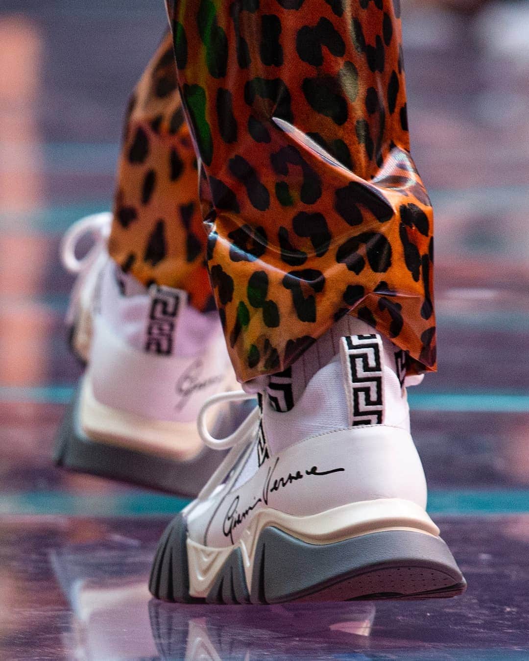 ジャンニヴェルサーチさんのインスタグラム写真 - (ジャンニヴェルサーチInstagram)「#VersaceSqualo sneaker silhouette draws inspiration from the anatomy of the great white shark. On the #VersaceSS20 runway, the sneakers feature Gianni Versace’s signature. Discover more at the link in bio. #MFW」6月16日 17時04分 - versace