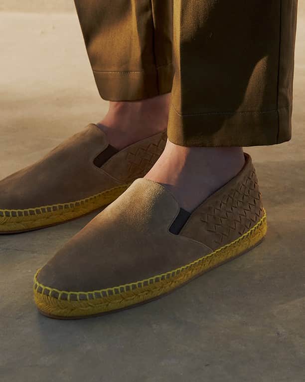 MR PORTERのインスタグラム：「Not one for exposing your toes? Try a pair of elevated espadrilles instead. But yes, still get that pedicure.⠀ -⁣⠀ 🛒 Bottega Veneta Espadrilles (1098785) and Dries Van Noten Trousers (1105469) available now via the link in bio or tap to shop. #MRPORTER」