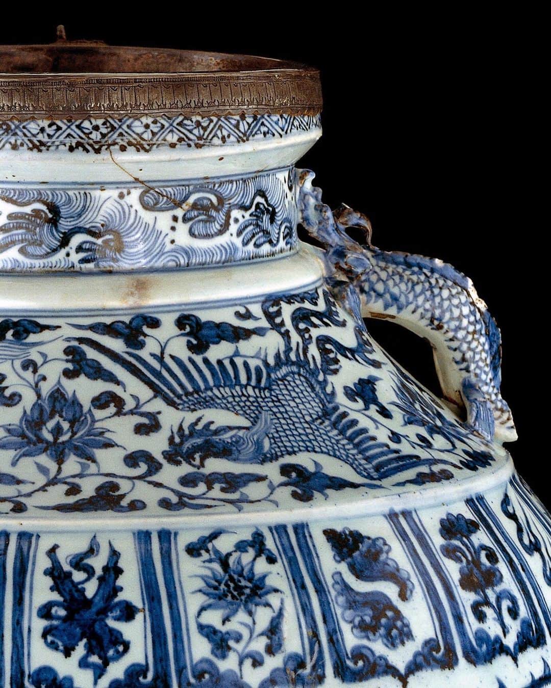 大英博物館さんのインスタグラム写真 - (大英博物館Instagram)「Peonies grow across much of China, and were often depicted on wonderfully decorated blue-and-white porcelain like this wine jar.  The plants were often used for medicinal purposes, and peony wine was also brewed. This 14th-century object also features mythical animals including a phoenix and a qilin with a dragon’s head and a scaly, horse-like body.  #BritishMuseum #China #ChineseArt #Porcelain #Art #Ceramics #Pottery」6月16日 17時10分 - britishmuseum
