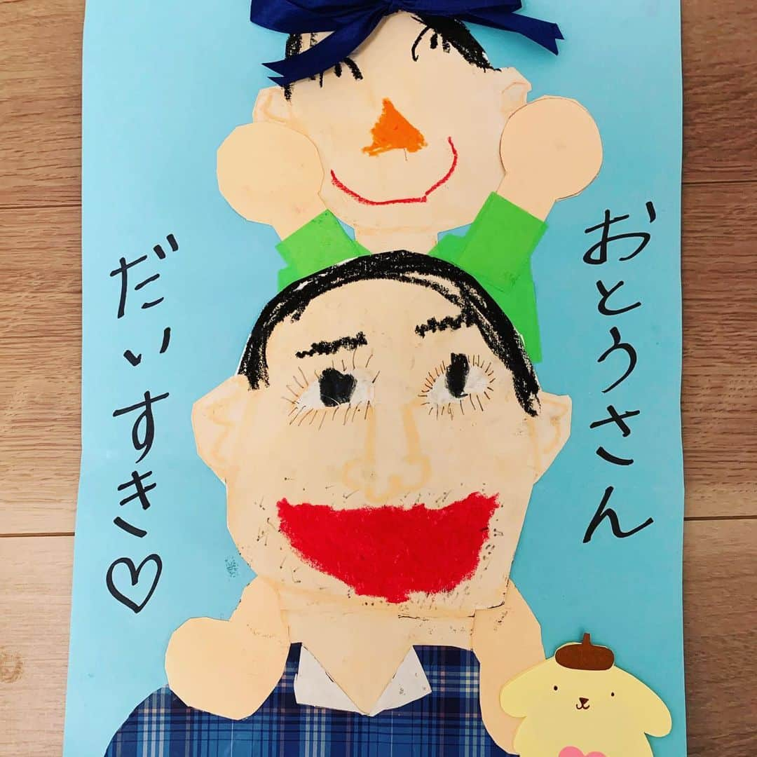 小林悠さんのインスタグラム写真 - (小林悠Instagram)「父の日  今日は父の日だったので子供達から絵のプレゼントをいただきました😊  毎年父の日のプレゼントの絵のクオリティがあがっていて、子供達の成長をすごく感じています☺️ これは親あるあるだと思いますが、子供達の嘘のないキラキラした真っ直ぐな目が本当に大好きです😊  このまま素直にすくすく育ってくれたら嬉しいなぁと思います😊  また明日から練習頑張ります👍」6月16日 17時14分 - kobayashiyu11