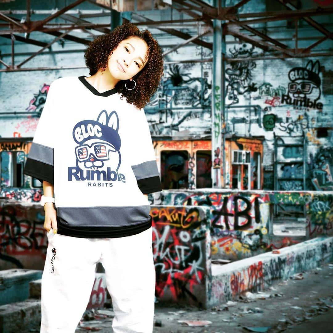 のインスタグラム：「ブロック ダンスレーベル HIPHOP世界チャンピオンのKYOKAちゃん@kyoka_rushball  #bloc #betty #ブロック #ベティ #子供服 #kids #blocbetty #童装 #아동복 #19ss #キッズモデル #キッズファッション #キッズコーデ#キッズスタイル#キッズホト#世界一インスタ映えする撮影会#グラフィックの世界に入る撮影会#世界に一つだけ#オリジナル写真集#不思議な世界#ファンタジー」