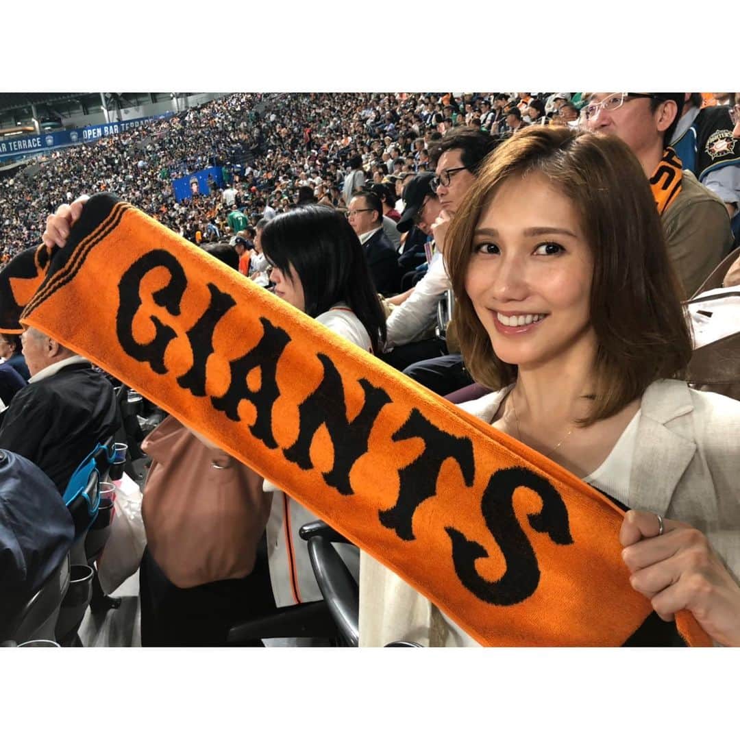 春輝のインスタグラム：「初の札幌ドーム現地観戦は1勝1敗 今日で交流戦4カード連続勝ち越し＼(^o^)／ 今週の熱戦は明日の週刊ジャイアンツをご覧ください🐰 帰りに飛行機で食べた佐藤水産の鮭のルイベ漬盛り海鮮弁当がめーちゃ美味かった🤤  #週刊ジャイアンツ#日テレG+ #読売巨人軍#GIANTS#ジャイアンツ#巨人 #NPB#プロ野球#セリーグ#baseball #札幌ドーム#交流戦#佐藤水産 #春輝#haruki」