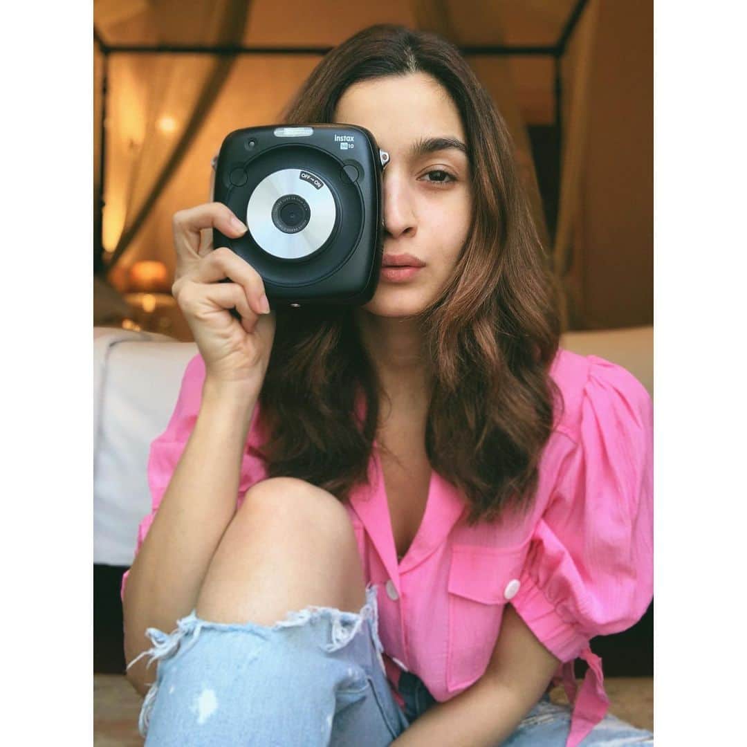 アリア・バットのインスタグラム：「I walk. I look. I see. I stop. I photograph.. Hello Ji - Fuji Instax 📸🙏」