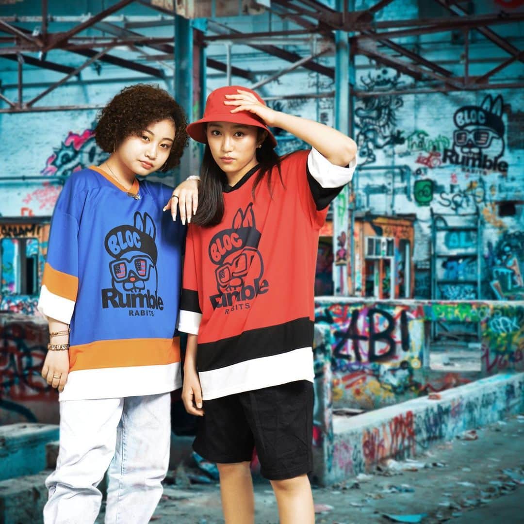 のインスタグラム：「ブロック ダンスレーベル HIPHOP日本チャンピオンのテンカちゃん&ミウちゃん@LIL‘K  #bloc #betty #ブロック #ベティ #子供服 #kids #blocbetty #童装 #아동복 #19ss #キッズモデル #キッズファッション #キッズコーデ#キッズスタイル#キッズホト#世界一インスタ映えする撮影会#グラフィックの世界に入る撮影会#世界に一つだけ#オリジナル写真集#不思議な世界#ファンタジー」
