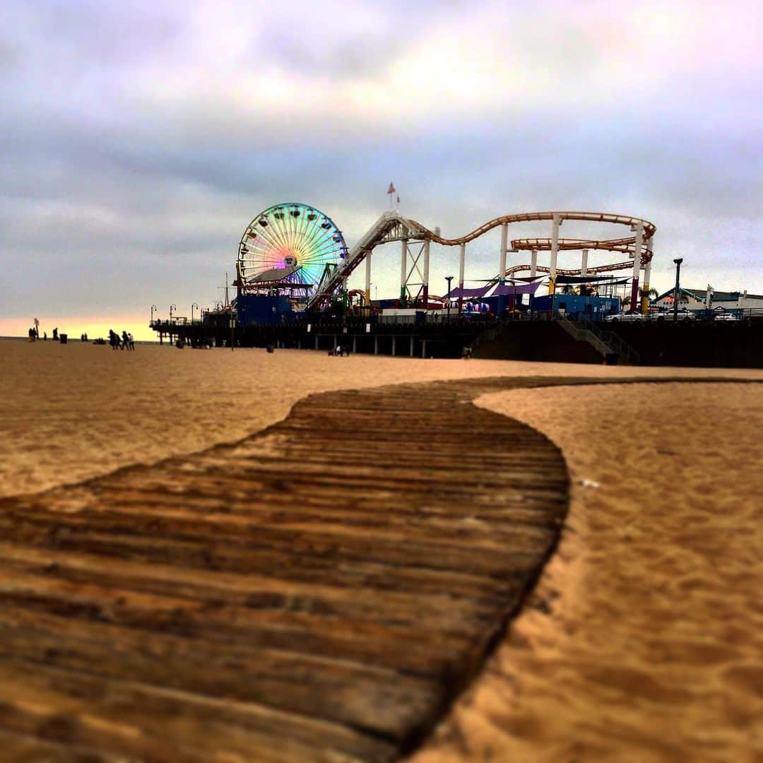 シャーニ・ヴィンソンのインスタグラム：「All roads lead me back to you 🎡🎢 #California #LosAngeles #beach」