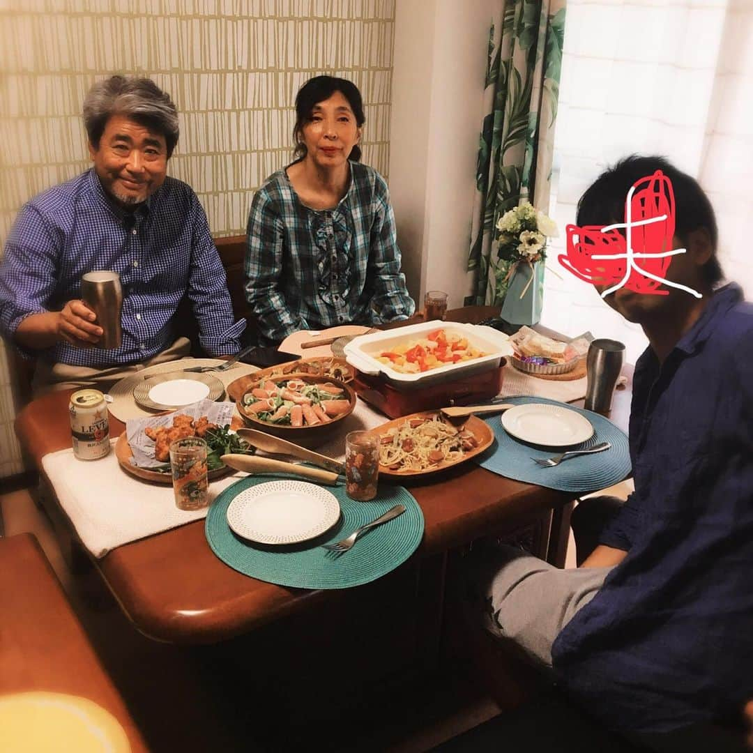 erikaさんのインスタグラム写真 - (erikaInstagram)「今年はパパの誕生日と父の日が奇跡的に同じ日だったので  お家に招待して かるーいlunch party❤️ パパいつもありがとう😊😊😊 #父の日 #家族lunch #ビール飲みたい…」6月16日 17時21分 - ch1na.er1ka