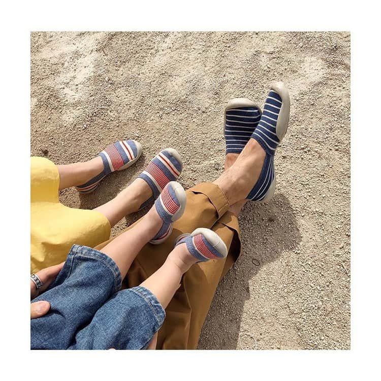 のインスタグラム：「Wishing all dads the happiest of Father’s Day. 💙👨‍🦰🧔👨‍🦳 . Tell us about your dad in the comment below, or how your husbands are amazing dads! . 🇫🇷 Nous souhaitons une excellente fête des pères à tous les papas extraordinaires ! 💙👨‍🦰🧔👨‍🦳 . Parlez-nous de vos papas en commentaire, ou dites-nous comment vos maris sont des papas géniaux ! . . Picture @jucy.bebe 😘 . #fathersday #fathers #fetedesperes #family #love #collegien #collegien_officiel #espadrille #familybrand #instafamilytime #instadad #dad #daddies」