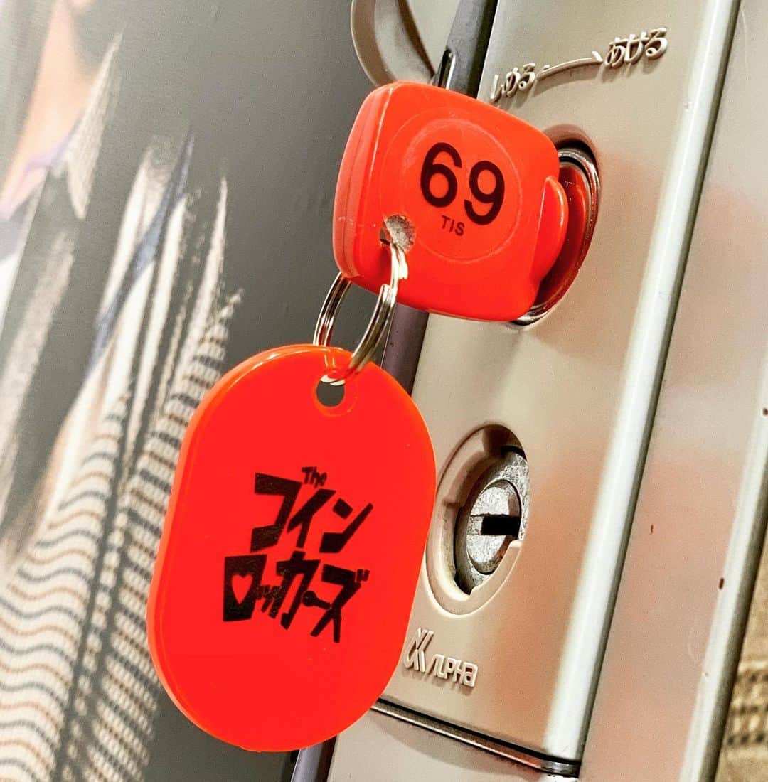 ザ・コインロッカーズのインスタグラム：「コイロカ🎸のコイロカ🛅 下北沢駅徒歩0分に爆誕🔑  ロッカーNo.69(ROCK)は誰でしょうか❓❓❓ 預けようぜリュック👍 リュック預けるくらいライブハウス埋めようぜコイロカ👍 ⛩下北沢駅前 TAROビル 1F  #コインロッカーズ  #コイロカ #俺スカ #憂鬱な空が好きなんだ  なんと #24h営業」