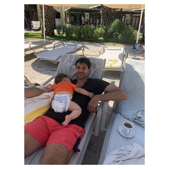 ナズ・アイデミルのインスタグラム：「Çünkü “Daddy Cool” olmak  bebeğine göğsünü yatak ederken aynı zamanda  kahve içip, keyif yapabilmeyi gerektirir 😂 Tüm babaların günü kutlu olsun!」