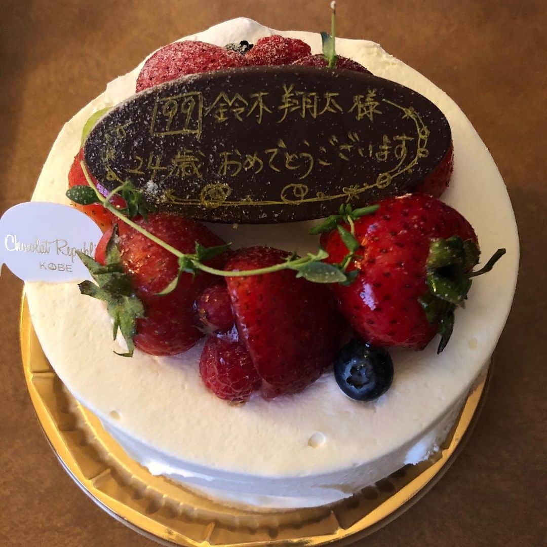鈴木翔太さんのインスタグラム写真 - (鈴木翔太Instagram)「沢山のお祝いのメッセージなど本当にありがとうございます！！ 今日で24歳になりました！ まだまだ自分の中でいろんな課題があったり、悩んだりすることがたくさんありますが今は必死になって結果を残せるように頑張るだけです。。24歳を良い年にできるように頑張ります！！！ 遠征先で、ホテル側から部屋に誕生日ケーキを用意してくれていました！！めちゃくちゃ嬉しかったです😊 あとで美味しくいただきます😁  これからも応援よろしくお願いします！」6月16日 17時44分 - suzukishota99