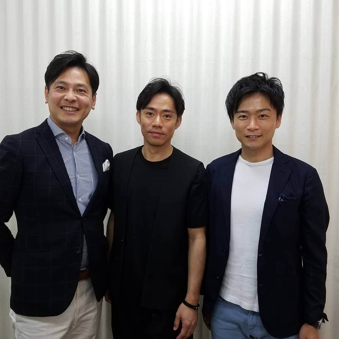 田畑竜介さんのインスタグラム写真 - (田畑竜介Instagram)「高橋大輔さんを迎えての トークイベントの司会🎤  西部ガスお客様感謝トークイベント2019 フィギュアスケーター高橋大輔  西部ガスの荒木さん(写真右)が 高橋大輔さんと大学時代からのご友人 ということで実現‼️ 2回公演無事に終わりました😊 五輪や世界選手権など現役時代の話や、 引退や現役復帰への思い、 プライベートの話など 貴重なお話が色々聞けた上に、 豪華な抽選会もあり、 会場は凄い盛り上がりでした✨  ご来場の皆様、 ありがとうございました🙇⤵ #高橋大輔  #西部ガス #トークイベント」6月16日 17時44分 - tabacchi_rkb