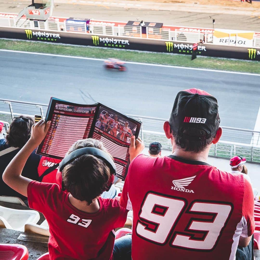レプソル・ホンダのインスタグラム：「Happy #FathersDay to all those celebrating it!  Does anyone else have a special race day memory with their dad?」