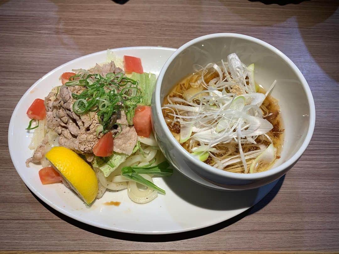 池田真一のインスタグラム：「昨日のこっちこっち〜の賄い！ 『冷しゃぶ付けうどん』 マジでめちゃくちゃ美味かった！ 夏にピッタリです！ 食べたい人は店長にお願いしてみてー！」