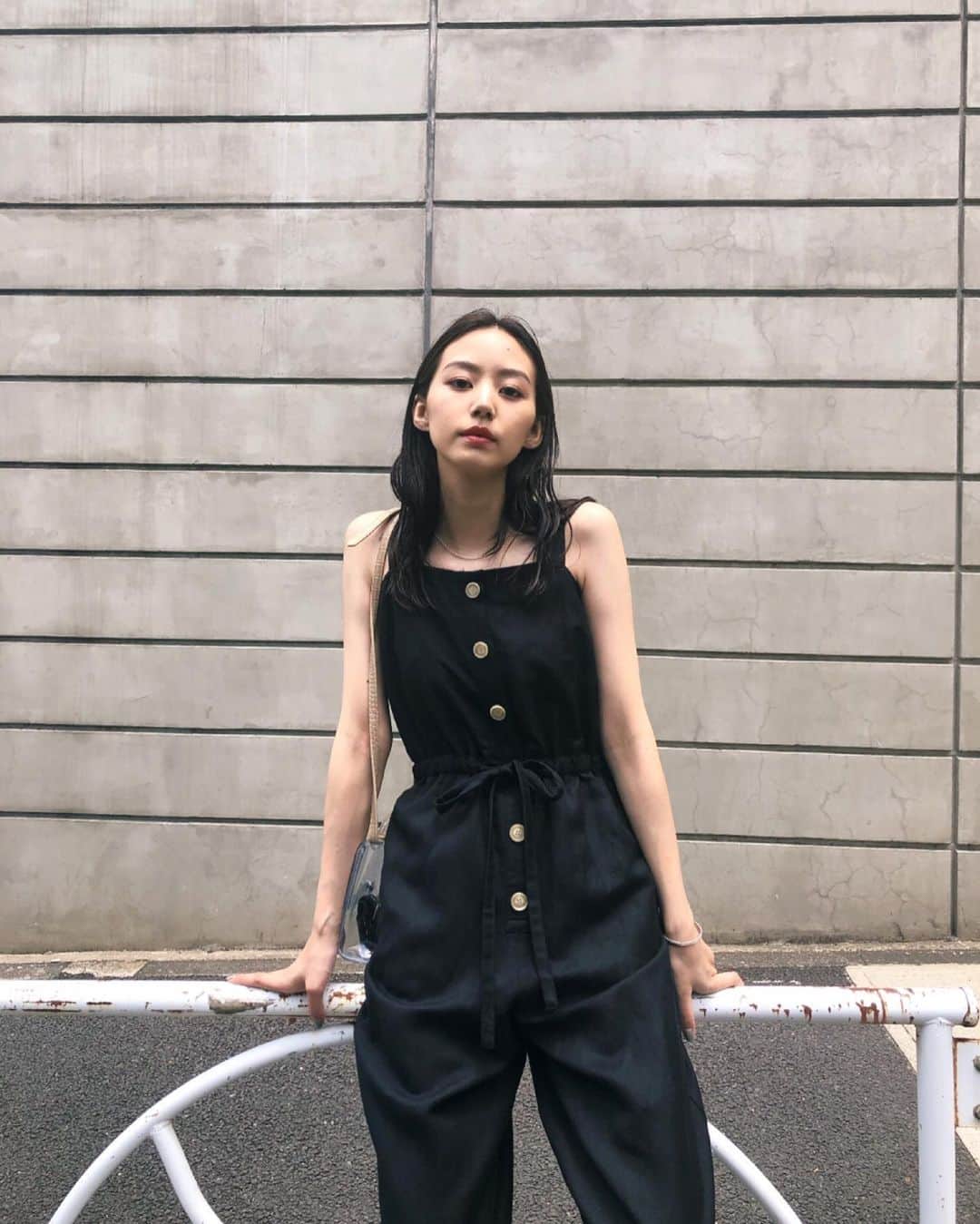 Shiho Sasakiのインスタグラム：「今日もじりじりとても暑かった🔥 1枚でさくっと着られるオールインワンは 麻混素材でさらりとした着心地だよ🐳 コーデの詳細はストーリーのURLから✅ #MOUSSY#MOUSSYSNAP」