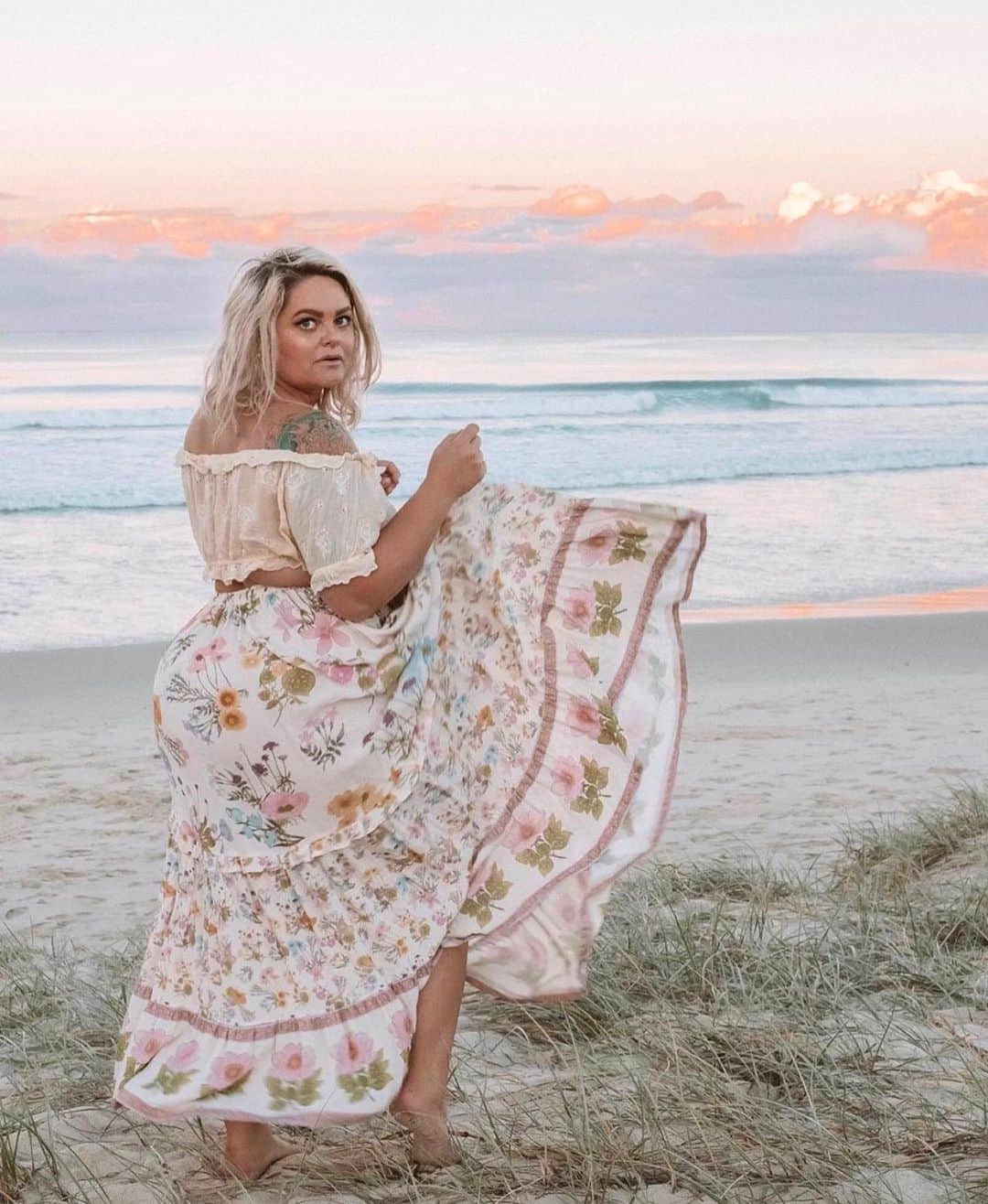 SPELLさんのインスタグラム写真 - (SPELLInstagram)「Absolute epic winter sunsets in Byron and absolute epic babe @tallulah_moon in our Wild Bloom Maxi Skirt ✨🌸」6月16日 17時45分 - spell