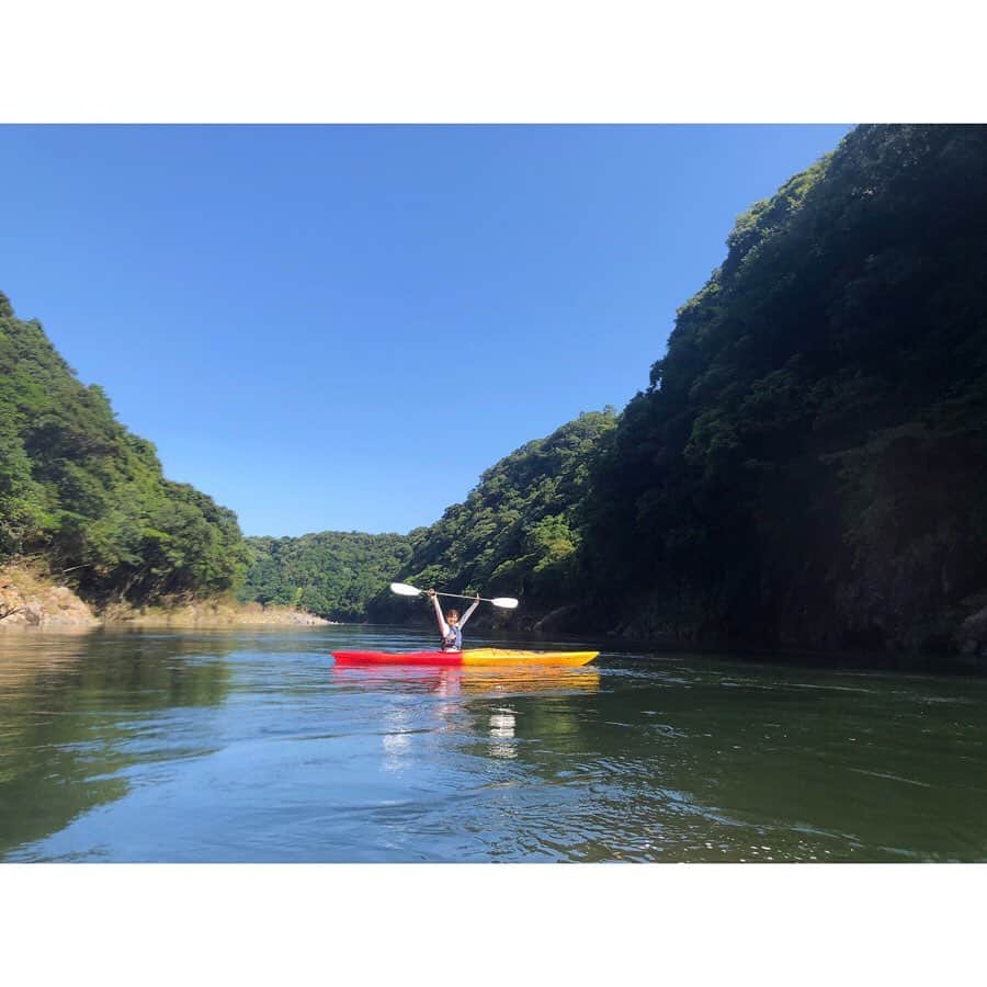 田尻夏樹（なつきんぐ）さんのインスタグラム写真 - (田尻夏樹（なつきんぐ）Instagram)「社員旅行で行った屋久島では リバーカヤックもしました！ . . 川の流れる音や風の音がすごく心地よく マイナスイオンたくさん浴びて 癒しの時間♡ . 砂浜でみんなでワイワイと作って食べたご飯の時間も楽しかったし サップも初体験出来て大満足♡ . . 自然の大きさを実感し自然のパワーをたくさんもらえました☀︎ . . . #リバーカヤック #カヤック #サップ #屋久島 #社員旅行」6月16日 17時48分 - tajiri_natsuki