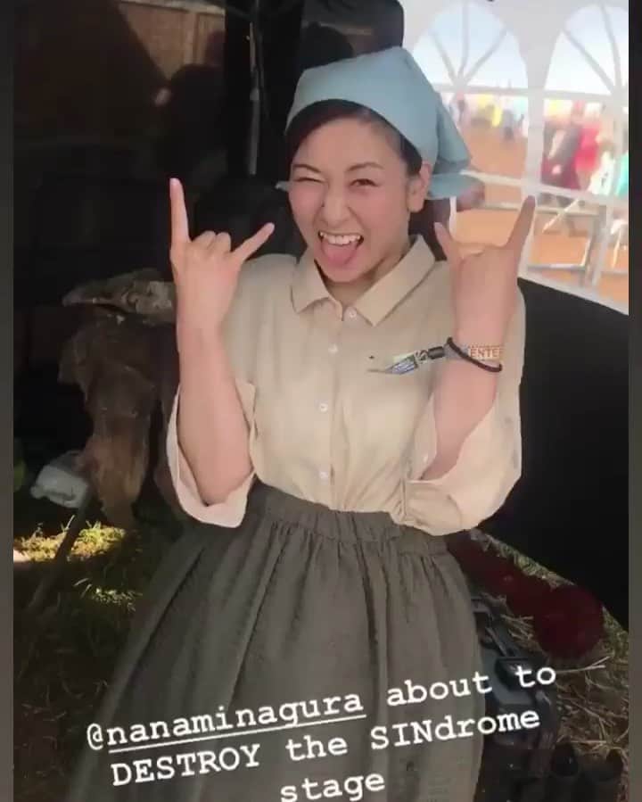 のインスタグラム：「. . hahaha🤣 Today is a collaboration with Dirty Rose🥀 . #Downloadfest2019 #DL2019 #sindromestage #airguitar #airguitarperformance #fromjapan .」