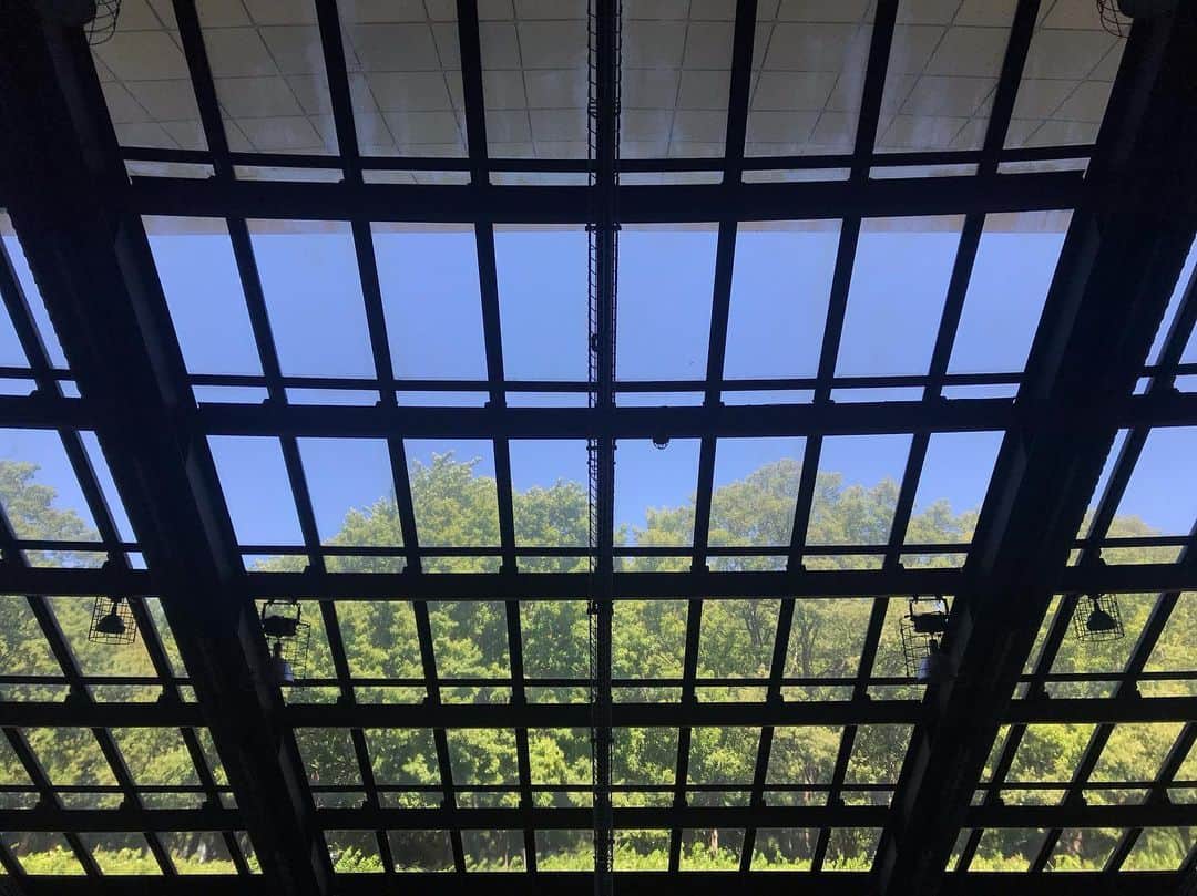 のインスタグラム：「駒沢体育館の大好きな天窓。 #roof #屋根 #駒沢体育館」