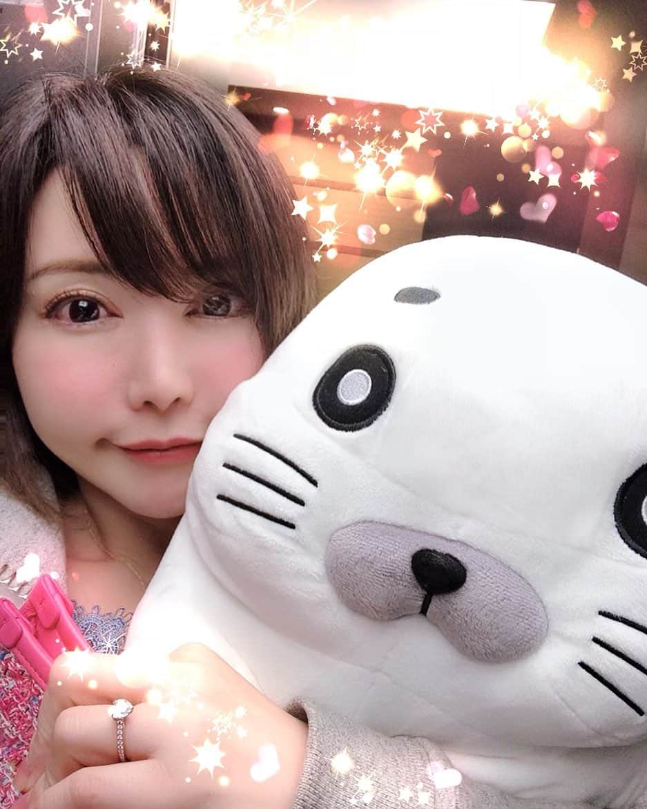 里美ゆりあのインスタグラム：「今夜は一緒に寝ようね💓  よく言われるけど右手に指輪💍です笑  自撮りするとこうなります。  なんかこの説明毎回悲しくなる笑  #ゴマちゃん#友達#friends #アザラシ#青春#キュー#少年アシベ#スガオくん#ネパール」