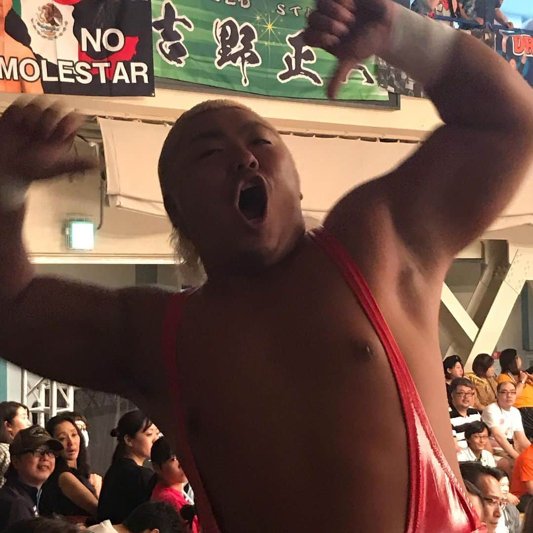 宮戸洋行さんのインスタグラム写真 - (宮戸洋行Instagram)「先日#DRAGONGATE 後楽園大会へ行ってきました！今回は女優の山脇さんと高田さんと！レスラーのキャラや軍団抗争をお笑いに例えると理解してくれるお二人でしたが初めてのドラゲー楽しんでもらえたみたいで関係者でもなんでもない僕も嬉しかったです！ プロレスにハマるきっかけになったウルティモドラゴンを生で見れる日が来るなんて…感動しました…」6月16日 17時58分 - hiroyuki_gag