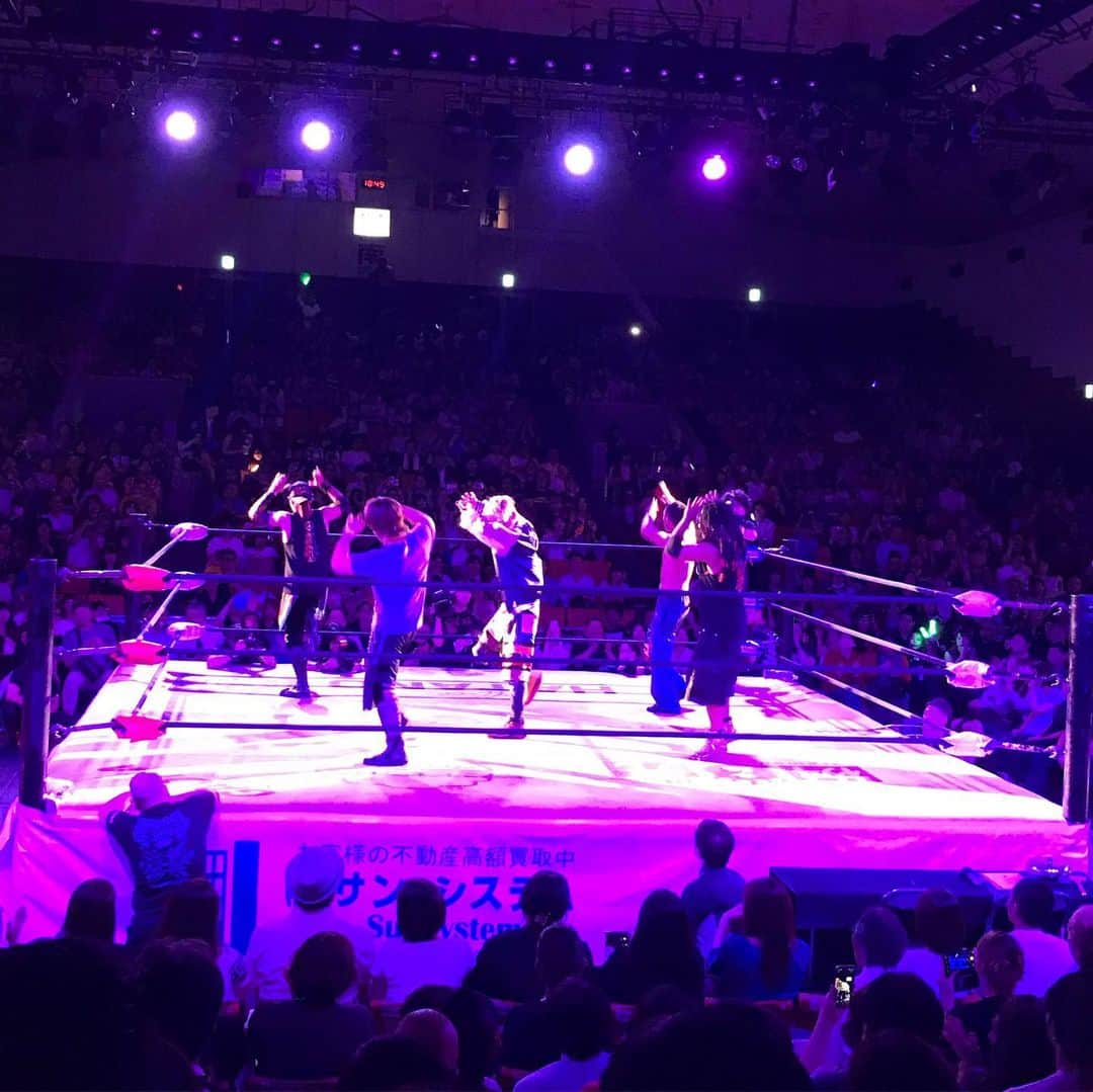 宮戸洋行さんのインスタグラム写真 - (宮戸洋行Instagram)「先日#DRAGONGATE 後楽園大会へ行ってきました！今回は女優の山脇さんと高田さんと！レスラーのキャラや軍団抗争をお笑いに例えると理解してくれるお二人でしたが初めてのドラゲー楽しんでもらえたみたいで関係者でもなんでもない僕も嬉しかったです！ プロレスにハマるきっかけになったウルティモドラゴンを生で見れる日が来るなんて…感動しました…」6月16日 17時58分 - hiroyuki_gag