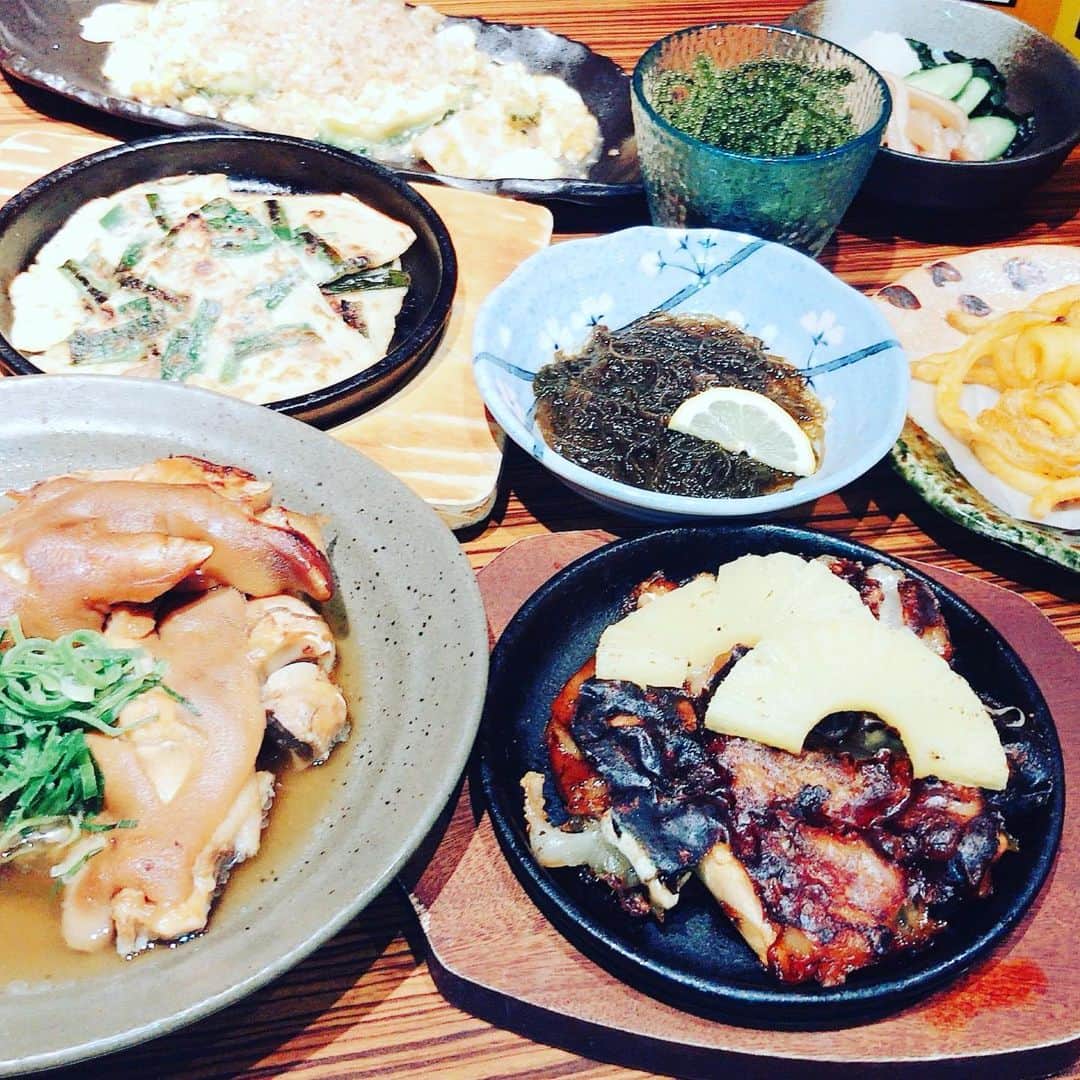 大衆鉄板 焼くん場 ―YAKUNBA―のインスタグラム：「毎度！焼くん場です。 美味しいおでん以外にも 沖縄料理ありますよ🐷 是非遊びに来て下さいね！  #焼くん場 #天王寺#天王寺居酒屋#阿倍野#裏天王寺#天王寺おでん #天王寺沖縄料理 #女子会#日本酒#手羽先#海ぶどう#豚足#カーリーフライ#ゴーヤチャンプル」