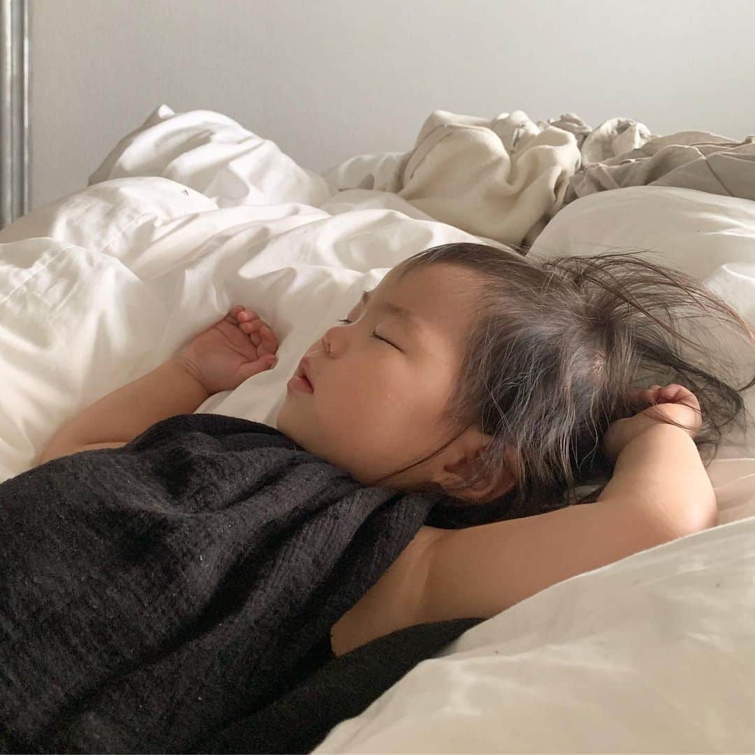 鈴木六夏さんのインスタグラム写真 - (鈴木六夏Instagram)「お腹の上で寝ちゃって 可愛すぎて起きたいけど起きれない😅 #お昼寝 #ひるね #qさん」6月16日 18時09分 - rikuka.62