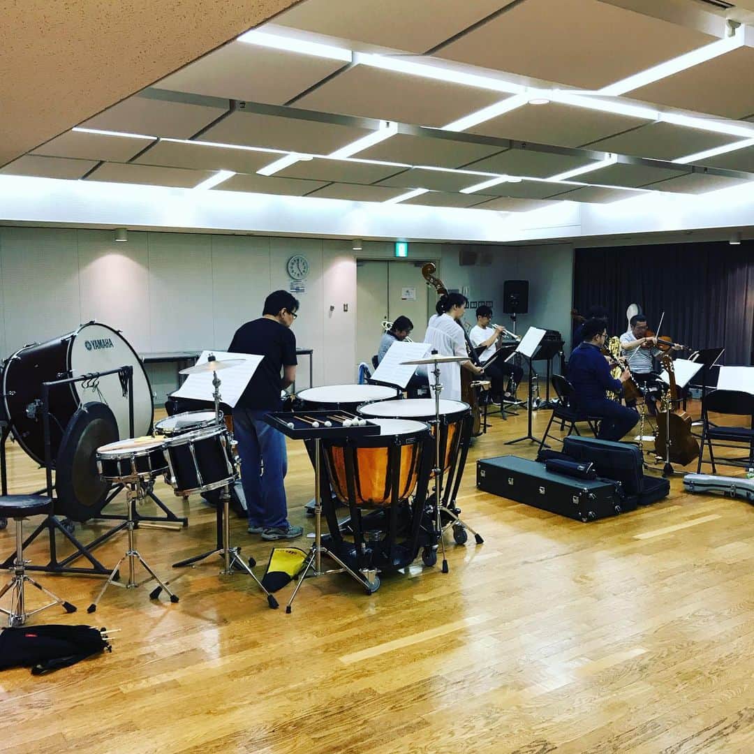 佐野史郎のインスタグラム：「リハーサル、熱い🎶 アクロス福岡シンフォニーホール 室内楽防衛隊vs特撮音楽 6月17日 12:00〜 伊福部昭先生の直弟子、和田薫さんとのトークのほか、ギターで参加🎶」