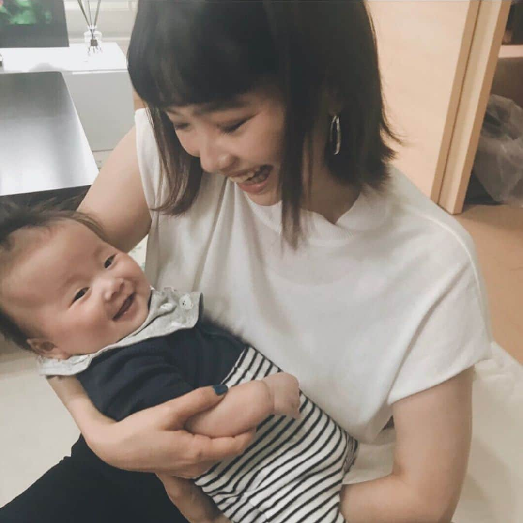 早川真生さんのインスタグラム写真 - (早川真生Instagram)「My Prince RUKU 👶♡ ずっとニコニコこっち見てくれるんだもん...やられた💘💘💘 かわいいが止まらなくてめちゃくちゃ癒された〜〜めろめろ。きゅん  息子に全力で自分の人生も大切にしてるゆかりは相変わらずキラキラ、いやギラギラママで相変わらず私の大好きなゆかり♡👏 何で私たちこんな笑ってるのかって、ゆかりが全力で変なダンスしてるから。笑  #baby#boy#ママ #instalike #instapic #instaphoto#l4l #like4like#follow#instagood」6月16日 18時03分 - hayakawa_mai