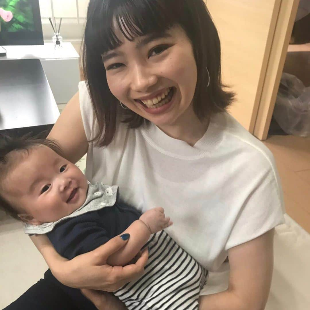 早川真生さんのインスタグラム写真 - (早川真生Instagram)「My Prince RUKU 👶♡ ずっとニコニコこっち見てくれるんだもん...やられた💘💘💘 かわいいが止まらなくてめちゃくちゃ癒された〜〜めろめろ。きゅん  息子に全力で自分の人生も大切にしてるゆかりは相変わらずキラキラ、いやギラギラママで相変わらず私の大好きなゆかり♡👏 何で私たちこんな笑ってるのかって、ゆかりが全力で変なダンスしてるから。笑  #baby#boy#ママ #instalike #instapic #instaphoto#l4l #like4like#follow#instagood」6月16日 18時03分 - hayakawa_mai