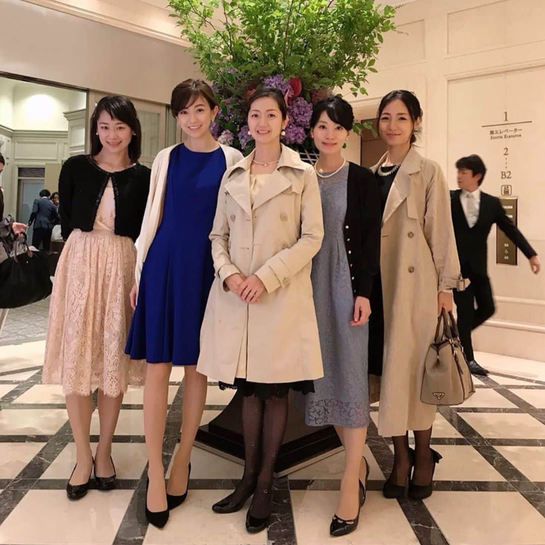 近藤しづかさんのインスタグラム写真 - (近藤しづかInstagram)「大好きすぎる友達の結婚式へ👰❤️ . 大好きな友達が喜ぶ姿を見て 私も本当に幸せな気持ちになって 今日も写真を見返しているよ . なんて言えば良いかわからないけど 結婚式って本当にいいなぁ 感動いっぱい! 笑いいっぱい! 幸せオーラいっぱい! . 何十億万人いる中で 出会えたこのご縁に感謝です🌎✨✨ . . あれ、気づいたら仲良しグループ皆 結婚しちゃったよ！？ . . #結婚式 #結婚式参列 #結婚式お呼ばれ  #結婚式コーデ #結婚式ヘアアレンジ #結婚式ヘアセット #セルフメイク #パープルシャドウ #ブルーワンピース  #キャビンアテンダント #寿アナウンス  #結婚式当日 #結婚式の写真  #日本酒 #飲みすぎ #栃木県 #出身地 #sake #結婚式っていいね  #大好きな友達 #大学時代 #大学 #happywedding #happyweddingday #wedding #weddingphotography #weddingparty」6月16日 18時04分 - shizuka_kondo