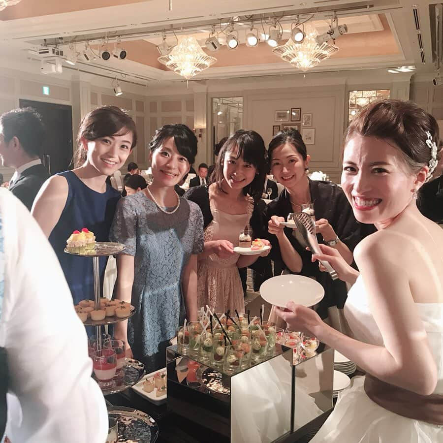 近藤しづかさんのインスタグラム写真 - (近藤しづかInstagram)「大好きすぎる友達の結婚式へ👰❤️ . 大好きな友達が喜ぶ姿を見て 私も本当に幸せな気持ちになって 今日も写真を見返しているよ . なんて言えば良いかわからないけど 結婚式って本当にいいなぁ 感動いっぱい! 笑いいっぱい! 幸せオーラいっぱい! . 何十億万人いる中で 出会えたこのご縁に感謝です🌎✨✨ . . あれ、気づいたら仲良しグループ皆 結婚しちゃったよ！？ . . #結婚式 #結婚式参列 #結婚式お呼ばれ  #結婚式コーデ #結婚式ヘアアレンジ #結婚式ヘアセット #セルフメイク #パープルシャドウ #ブルーワンピース  #キャビンアテンダント #寿アナウンス  #結婚式当日 #結婚式の写真  #日本酒 #飲みすぎ #栃木県 #出身地 #sake #結婚式っていいね  #大好きな友達 #大学時代 #大学 #happywedding #happyweddingday #wedding #weddingphotography #weddingparty」6月16日 18時04分 - shizuka_kondo