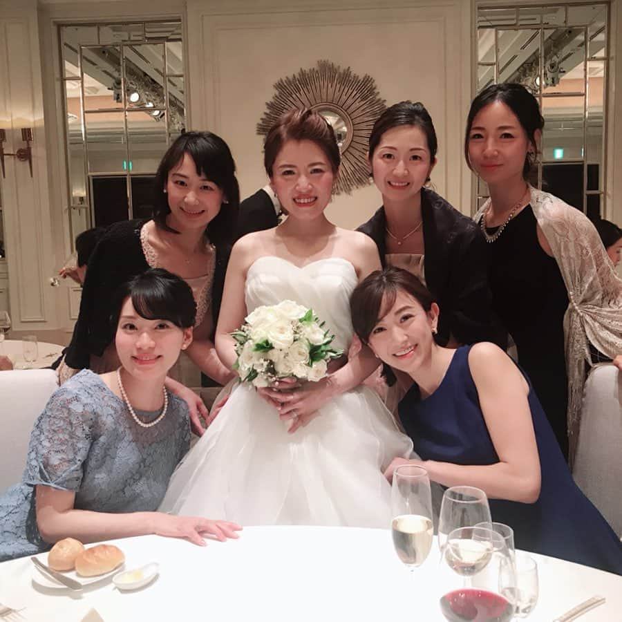 近藤しづかさんのインスタグラム写真 - (近藤しづかInstagram)「大好きすぎる友達の結婚式へ👰❤️ . 大好きな友達が喜ぶ姿を見て 私も本当に幸せな気持ちになって 今日も写真を見返しているよ . なんて言えば良いかわからないけど 結婚式って本当にいいなぁ 感動いっぱい! 笑いいっぱい! 幸せオーラいっぱい! . 何十億万人いる中で 出会えたこのご縁に感謝です🌎✨✨ . . あれ、気づいたら仲良しグループ皆 結婚しちゃったよ！？ . . #結婚式 #結婚式参列 #結婚式お呼ばれ  #結婚式コーデ #結婚式ヘアアレンジ #結婚式ヘアセット #セルフメイク #パープルシャドウ #ブルーワンピース  #キャビンアテンダント #寿アナウンス  #結婚式当日 #結婚式の写真  #日本酒 #飲みすぎ #栃木県 #出身地 #sake #結婚式っていいね  #大好きな友達 #大学時代 #大学 #happywedding #happyweddingday #wedding #weddingphotography #weddingparty」6月16日 18時04分 - shizuka_kondo