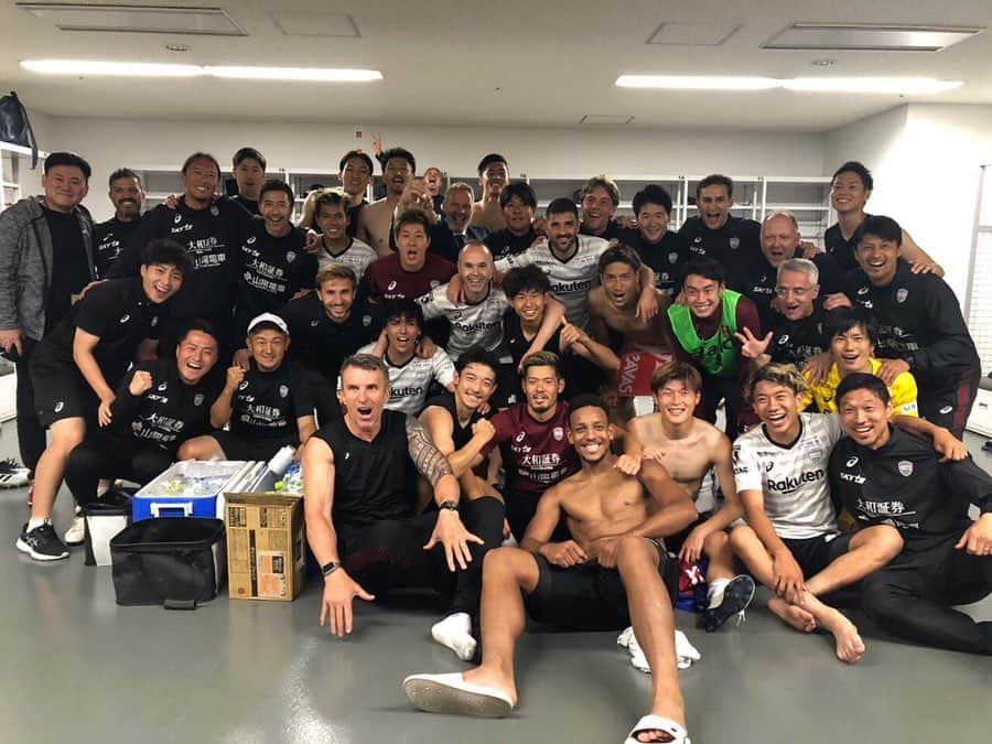 大崎玲央のインスタグラム：「みんなで掴んだ勝利！ まだまだここから！ 雨の中応援ありがとうございました！ グレートだぜ🤙🏾 そして試合ぎりぎりまで水が溜まったピッチの排水作業をして下さったFC東京関係者の皆様、ありがとうございました。 #wearekobe #visselkobe #ヴィッセル神戸 #jleague #jリーグ #fctokyo #fc東京」
