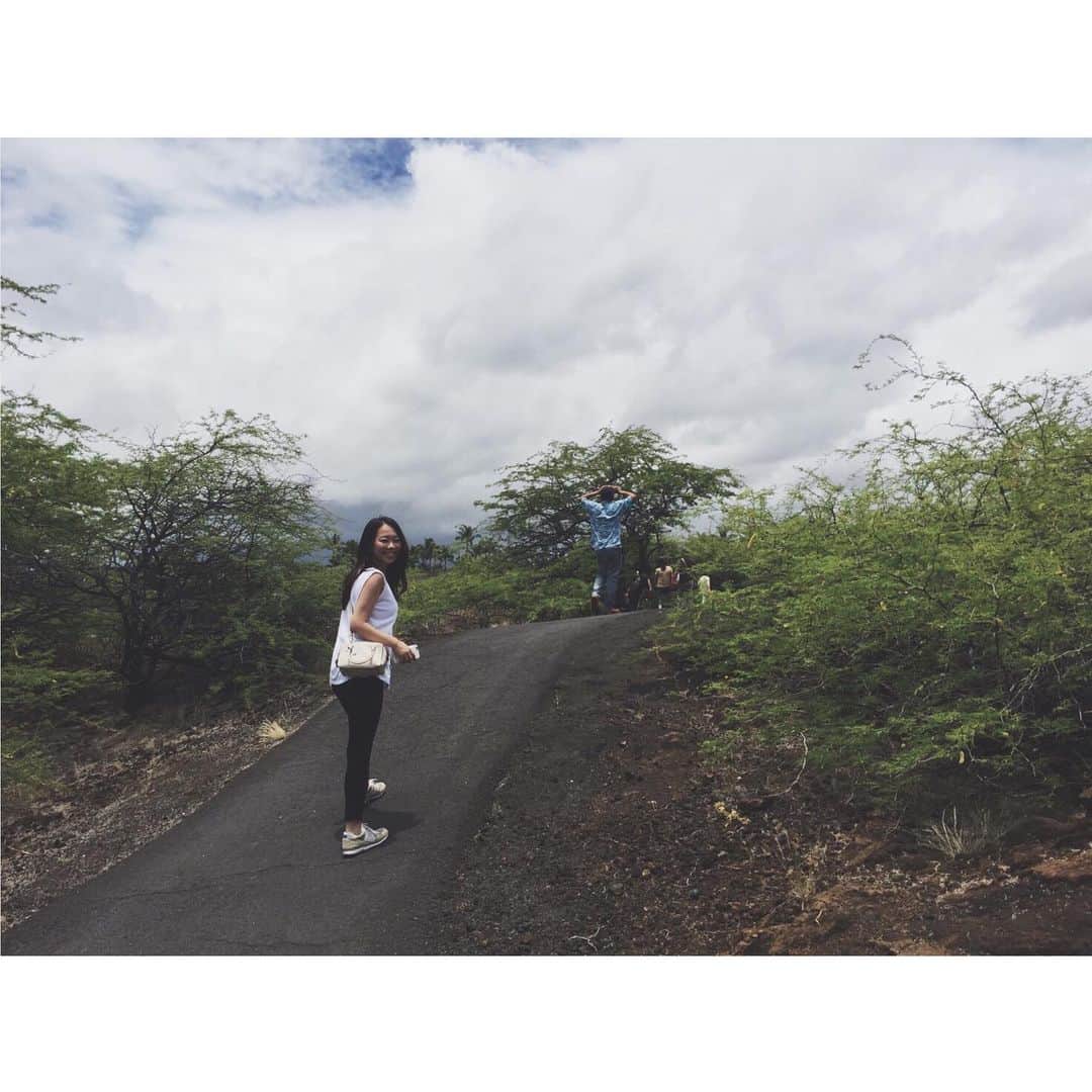 中津悠希さんのインスタグラム写真 - (中津悠希Instagram)「アメリカ・セドナ、フランス・ルルドの泉と並んで、世界3大パワースポットと言われるハワイ島・マウナラニ🙏✨ オーラの洞窟では、人によって写るオーラの色が全然違っていて凄かった！もちろん加工無し🤳✨ #hawaii #bigisland #family #trip #maunalani #powerspot #ハワイ #家族旅行 #パワースポット #オーラの洞窟」6月16日 18時06分 - yukinakatsu
