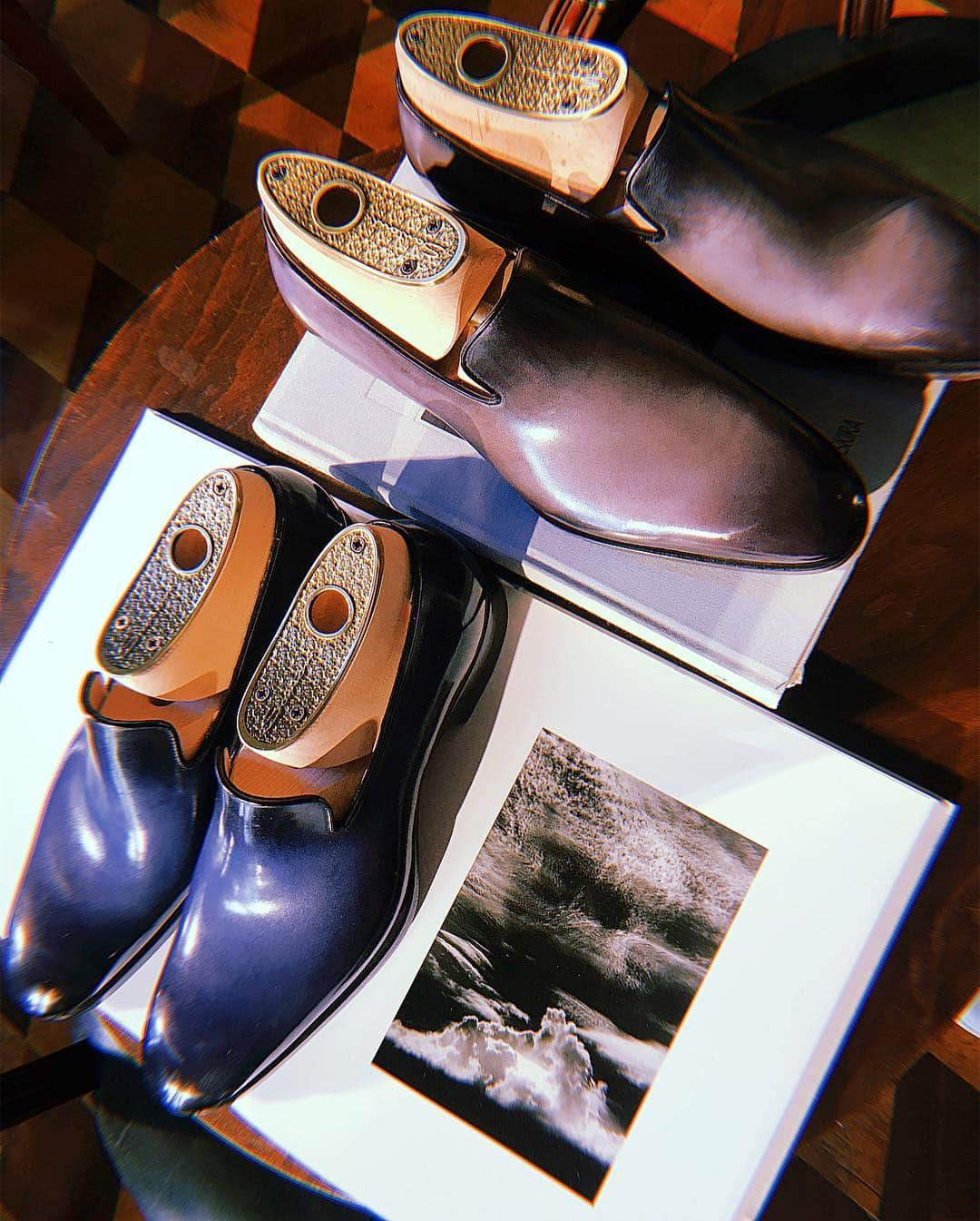 Lee Oliveiraさんのインスタグラム写真 - (Lee OliveiraInstagram)「Welcome to the @santoniofficial SS20 Cineclub, an exclusive club in which the idea of Beauty is explored in every state the Seventh Art #mmfw #mfw」6月16日 18時08分 - leeoliveira