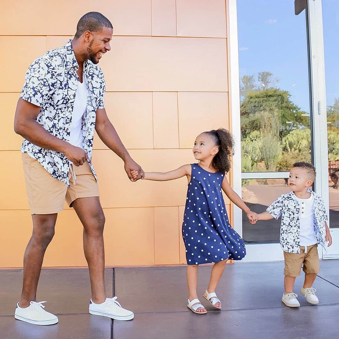 Old Navyさんのインスタグラム写真 - (Old NavyInstagram)「#happyfathersday to all the... 💋 kissable 👯 matchable 🤗 squeezable 🐘 leadable ⛰️ climbable 🍉 loveable 🙌 excitable ...dads out there! . #oldnavystyle」6月16日 9時10分 - oldnavy