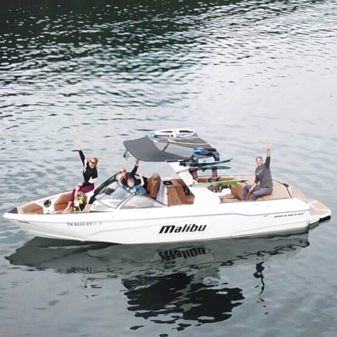 ビル・ランシックのインスタグラム：「Here it is! The reveal of our new @malibuboats #25LSV 🌊 Swipe for a closer look. We asked you all to help us choose the color combo and here’s what we went with. Now we need a name, all ideas welcome! @giulianarancic @malibuboats @hagadone.marine」