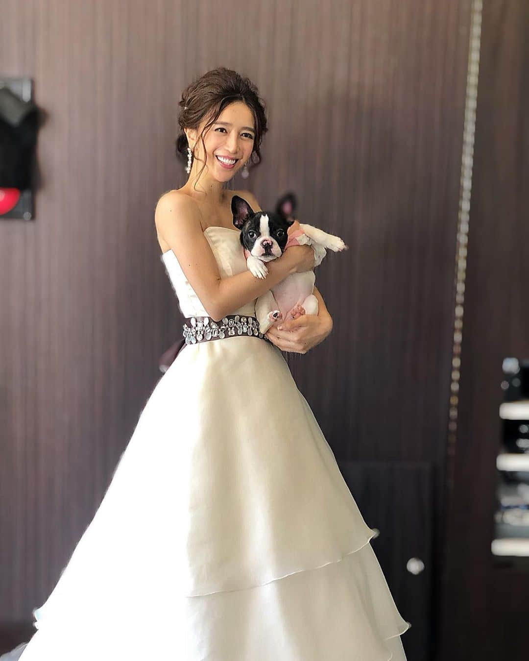 丸山悠美さんのインスタグラム写真 - (丸山悠美Instagram)「宮城へ。 ムービーにてココちゃんと🐶  和みました🐾 新郎くんペロペロされすぎていた笑 . . #shooting #model #bridal #thankyou #wedding #dress #weddingdress #hairarrange #longhair  #ブライダル #ブライダルヘア #ヘアアレンジ #ウェディングドレス #撮影 #happy #ドレス #結婚式 #ポニーテール #ロングヘアアレンジ #アップヘア#巻き髪」6月16日 9時13分 - maruyumi