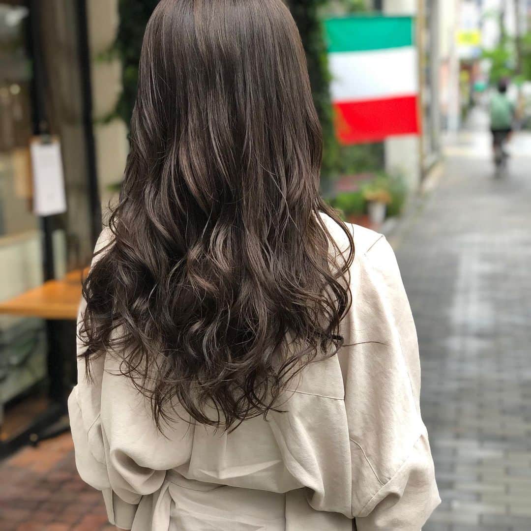 【北堀江・美容室 peaks hair】のインスタグラム：「アッシュグレージュ🌟  今月のオススメカラー、アッシュグレージュ💜  イルミナカラーを使ってるので透明感もでてきれいな色です！  スタイルト  堀口  #peakshair #ピークスヘアー#堀江#北堀江#美容室##Instahair#hairstyle#Instafashion#イルミナカラー#小顔#美意識#おしゃれな人と繋がりたい#おしゃれ#お洒落#ヘアアレンジ#ヘアスタイル」