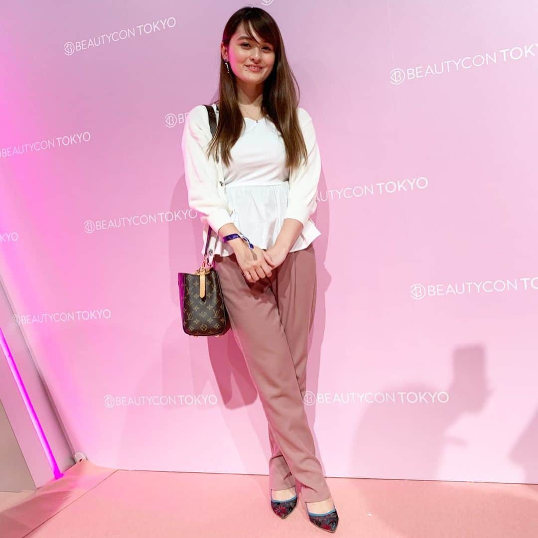のインスタグラム：「昨日は淡い色で統一したcoordinateにしました✨ ・ cardigan #mischmasch tops #bonnsylph bottom #stola shoes #dianashoes bag #louisvuitton ・・・ #instafashion #fashion #coordinate #instacoordinate #outfit #ootd #ファッション #コーディネート #ol #olコーデ #오오티디 #데일리룩」