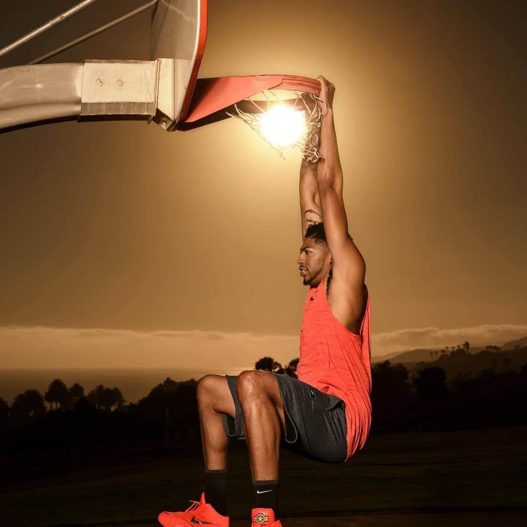 レッドブルさんのインスタグラム写真 - (レッドブルInstagram)「Reach for the sun... Here’s to a 🔥 moment in the off-season for Anthony Davis! Congrats AD. 🏀 : @antdavis23 📸 : @dustinsnipes  #bball #basketball #losangeles #LA #trade #givesyouwings #anthonydavis」6月16日 9時15分 - redbull